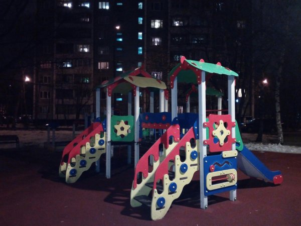 Детской площадки вечером