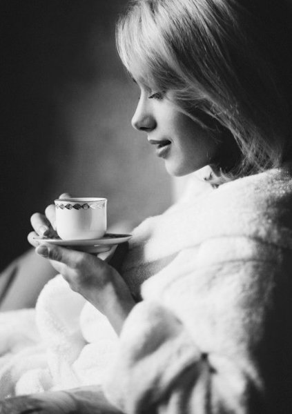 Девушка утром с чашкой кофе