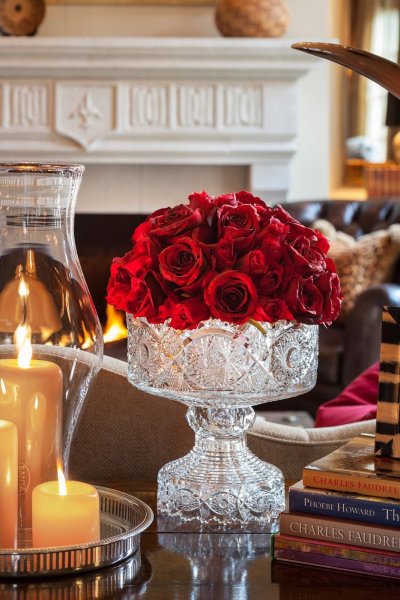 Добрый вечер с цветами в вазах