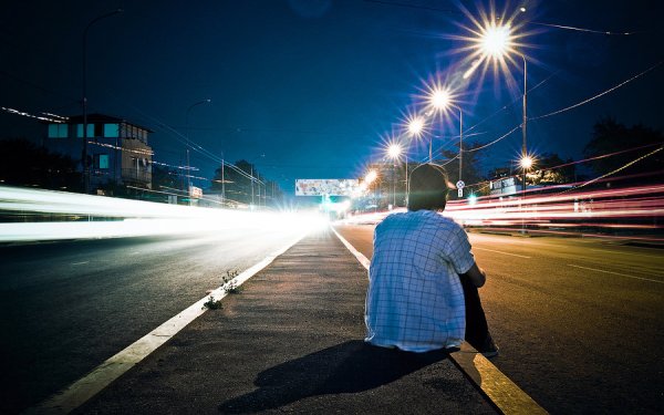 Человек на дороге ночью