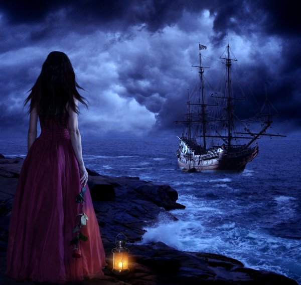 Девушка ночью на море