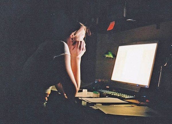 Девушка ночью за компьютером