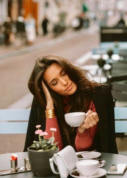 Девушка с кофе утром красивые