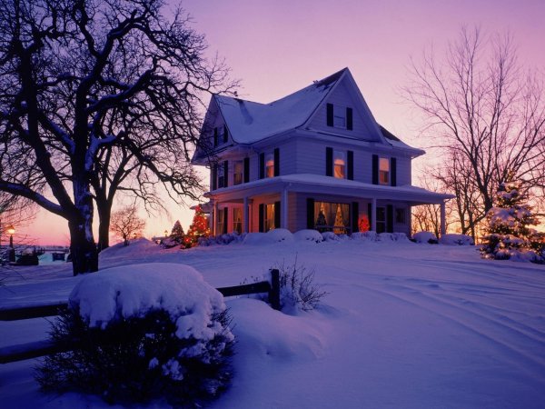 Дом ночью со снегом