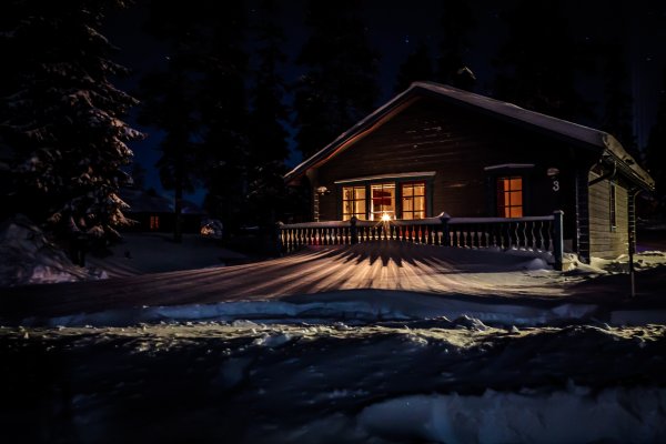 Дом зимой ночью