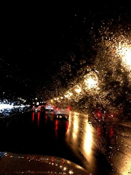 Дорога в дождь ночью