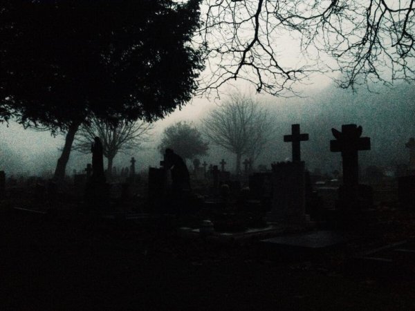 Кладбище темное