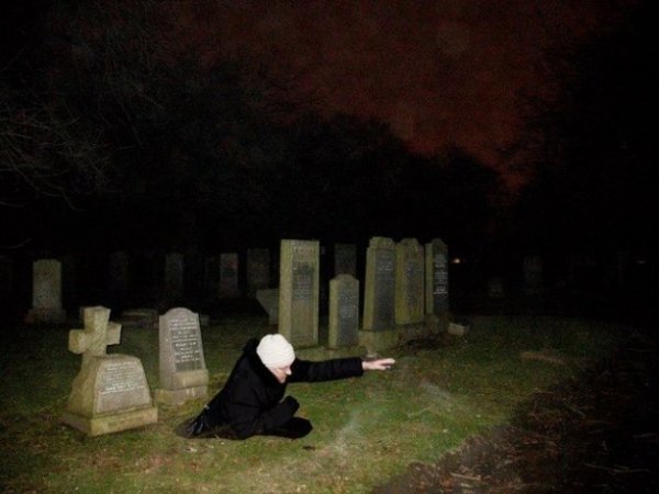 Человек на кладбище ночью
