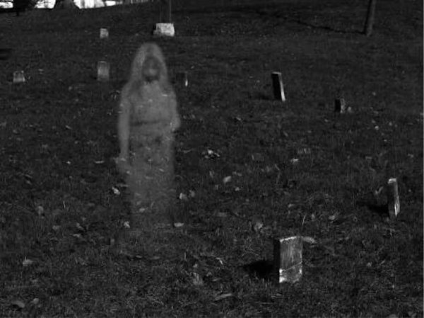 Кладбище ночью с призраками