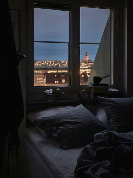 Комнаты с окном ночью