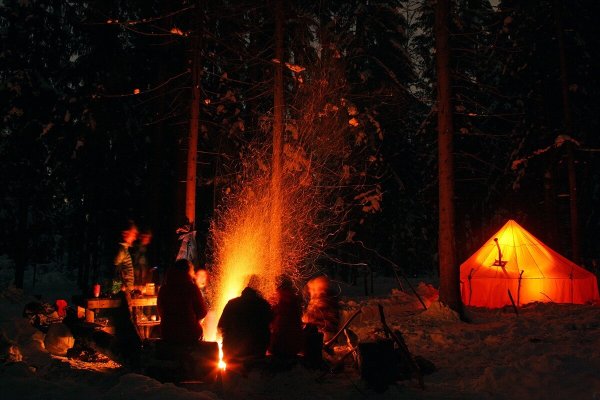 Костер с палаткой ночью