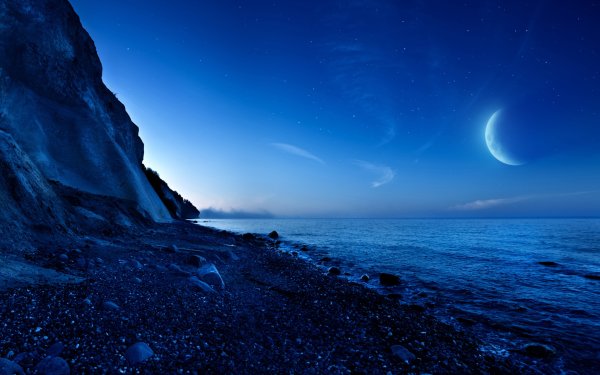 Красивые луна ночью на море