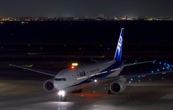 Красивые самолет ночью