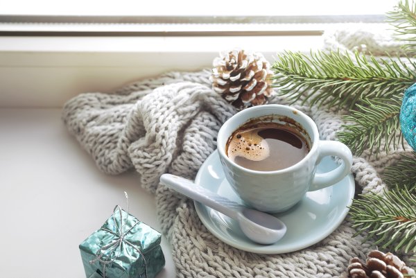 Красивые зимнего утра с чашечкой кофе