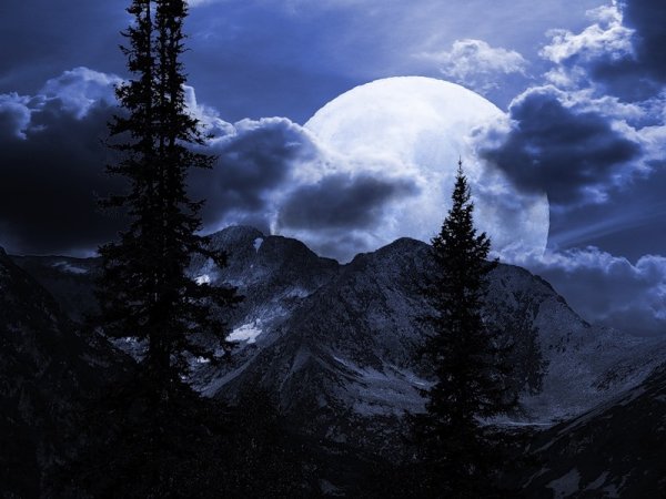 Луна и горы ночью