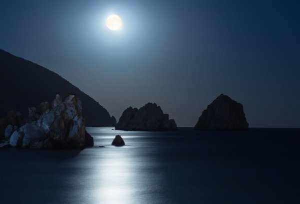 Море и скалы ночью
