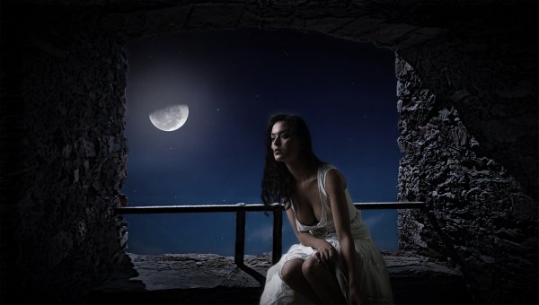 Ночь и луна с девушкой