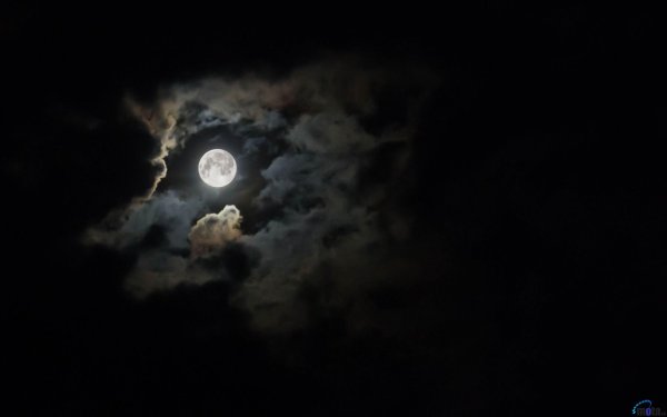 Ночь луна и облака