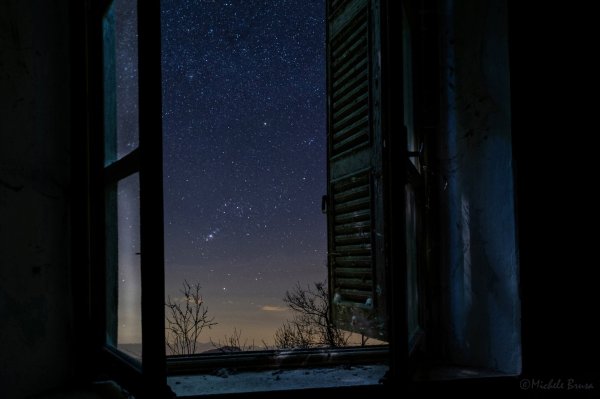 Ночь со звездами за окном
