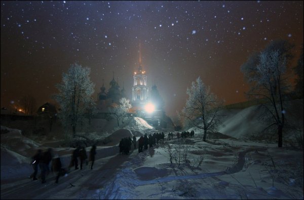 Ночь зимой с храмом