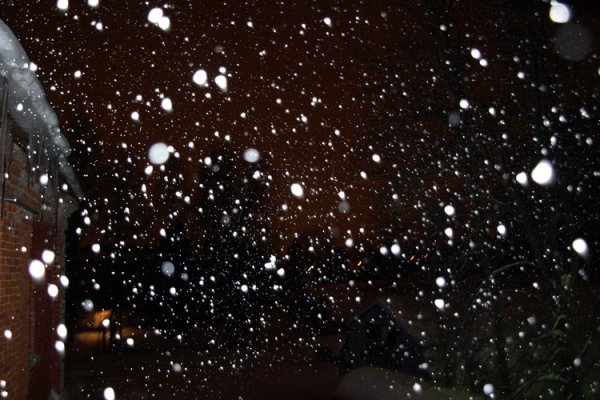 Падает снег ночью