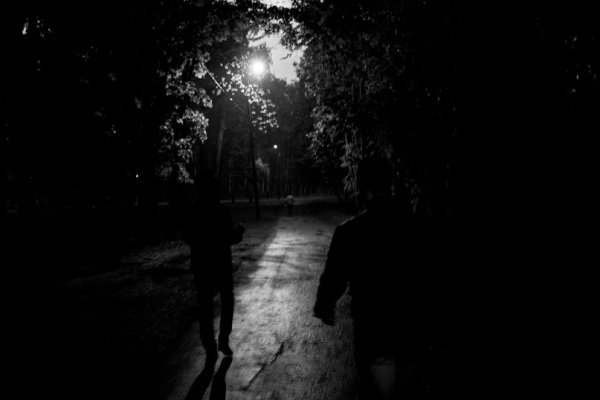 Парень с девушкой гуляют ночью