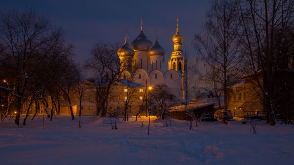 Церковь ночью зимой