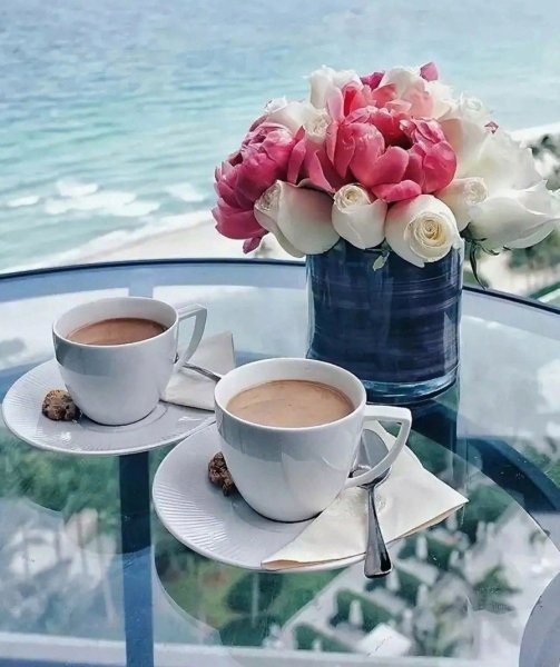 Утро с кофе на море с надписями