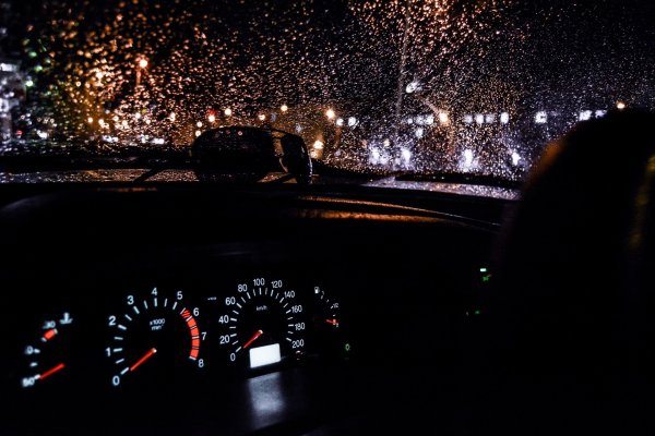 В машине ночью зимой