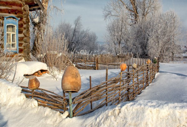 Зимнее утро в деревне с надписями