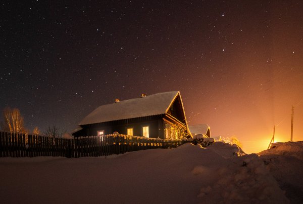 Зимний дом ночью