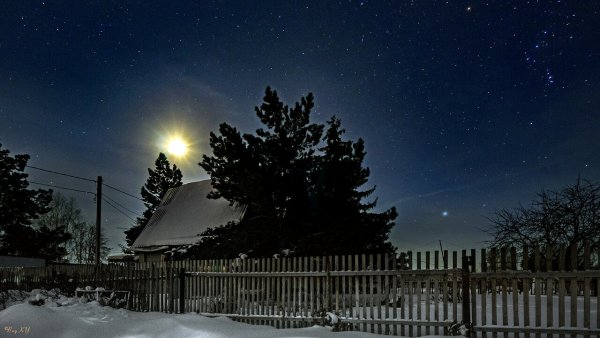 Зимняя звездная ночь в деревне