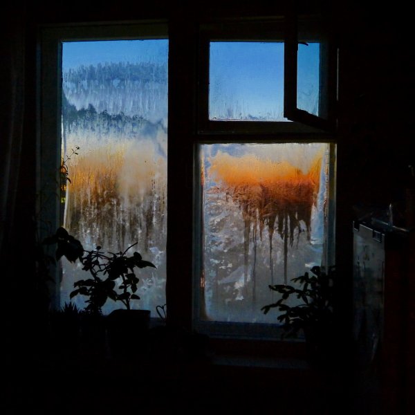 Окно вечером зимой