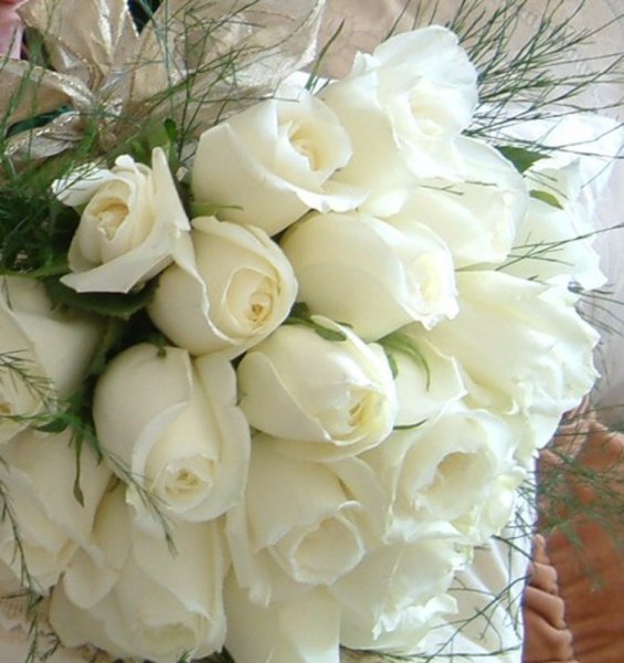 С днем рождения с белыми розами