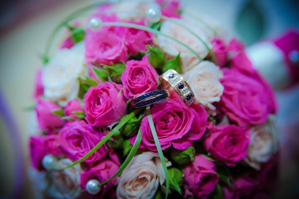 С днем свадьбы с красивым букетом цветов