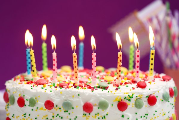С тортом со свечами с днем рождения