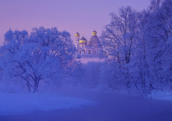 Снег утром с храмом