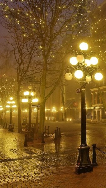 Улицы с фонарями вечером
