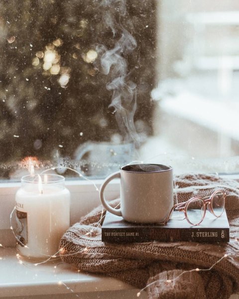 Утро чай зимой с окном