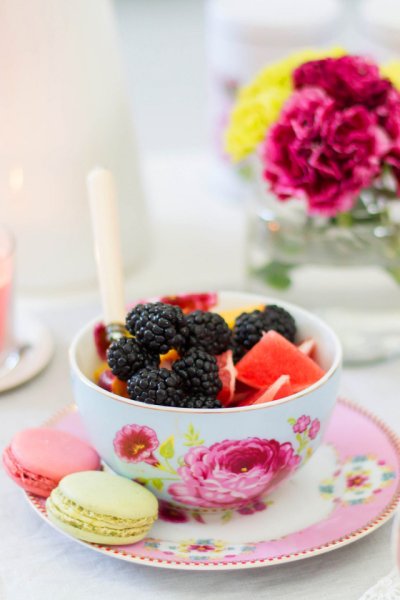 Утро с фруктами и цветами