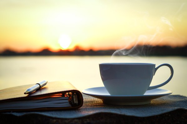 Утро солнце и чашка кофе
