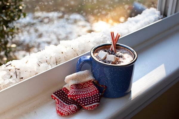 Зимнего утра с кофе из окна